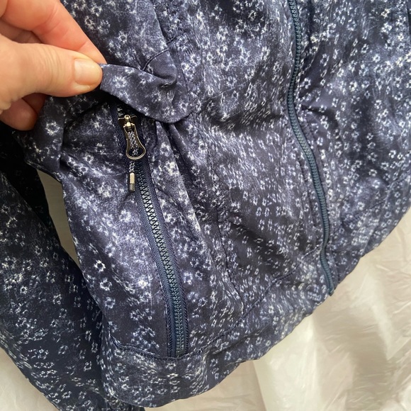 Lululemon size 6 zip up hooded jacket blue/white in excellent condition - Picture 9 of 14